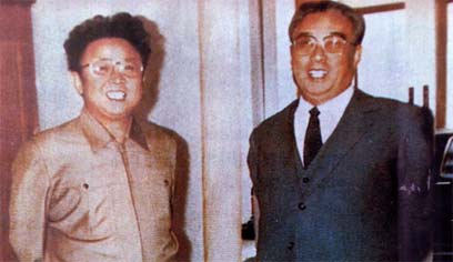 קים ג'ונג איל (משמאל) עם אביו שמת ב-1994 (צילום: EPA) (צילום: EPA)