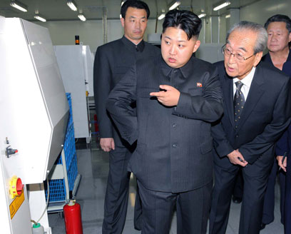 זהו קים ג'ונג און. בצפון קוריאה הוא גם סמל אופנה (צילום: AFP, KCNA VIA KNS) (צילום: AFP, KCNA VIA KNS)