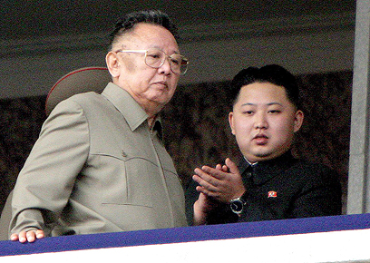 קים ג'ונג איל והבן שירש אותו. יש סיבה לחשוש (צילום: EPA) (צילום: EPA)