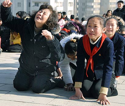 נשים אבלות על מותו של המנהיג (צילום: AP Photo/Kyodo News) (צילום: AP Photo/Kyodo News)