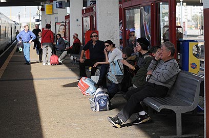 נוסעים אובדי עצות בתחנת ארלוזורוב (צילום: ירון ברנר) (צילום: ירון ברנר)
