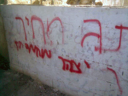 כתובות "תג מחיר" על מסגד סמוך לחברון (צילום: בצלם) (צילום: בצלם)