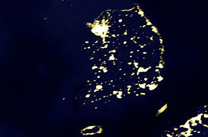 "בריכה של חושך" בצפון, "ים של אור" בדרום. תמונת לוויין מ-2002 (צילום: NASA) (צילום: NASA)