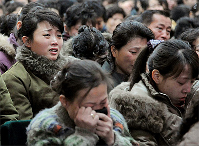 צפון קוריאניות בוכות בהיסטריה אחרי מות קים ג'ונג-איל (צילום: AP) (צילום: AP)
