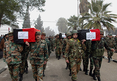 "טרוריסטים עומדים מאחורי המחאה". הלוויית חיילים סורים שנהרגו (צילום: EPA) (צילום: EPA)