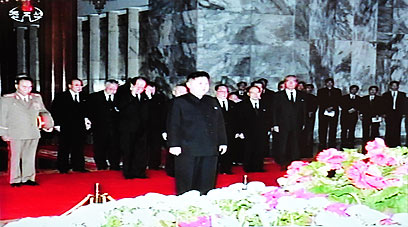 קרוב לאבא. קים ג'ונג און ליד גופת אביו (צילום: AFP PHOTO / NORTH KOREAN TV) (צילום: AFP PHOTO / NORTH KOREAN TV)