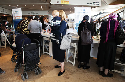 נשים ביריד בחיפה: הגיעו עם התינוקות (צילום: אבישג שאר ישוב) (צילום: אבישג שאר ישוב)