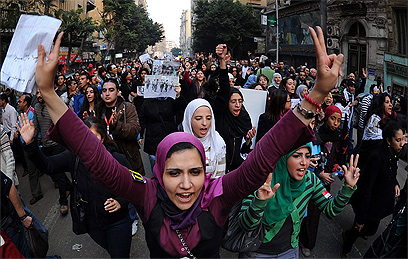 הפגנת הנשים בקהיר. "מפגן כעס יוצא דופן" (צילום: EPA) (צילום: EPA)