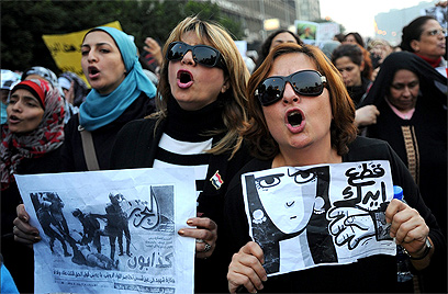 הפגנת נשים בקהיר. מפלגות הרוב בפרלמנט לא רוצות שוויון (צילום: EPA) (צילום: EPA)