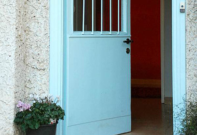 כמו בספרי ילדים. דלת כחולה בכניסה לבית (צילום: עירית קרניאל) (צילום: עירית קרניאל)