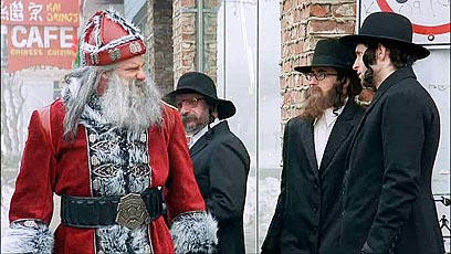 ביל גולדברג כסנטה והחרדים החרדים ב"Santa's Slay" ()