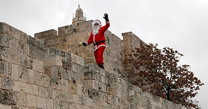 אוי לא. סנטה קלאוס רוצה לחלק את ירושלים? (צילום: AFP) (צילום: AFP)