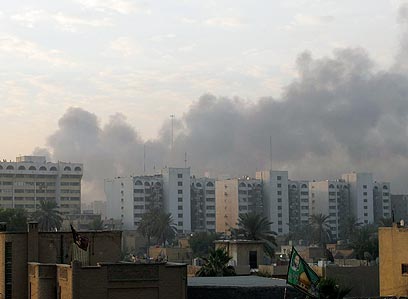 עשן מיתמר מעל בגדד (צילום: רויטרס) (צילום: רויטרס)