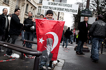 טורקיה מוחים ליד השגרירות בפריז (צילום: MCT) (צילום: MCT)
