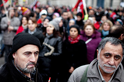 טורקים מפגינים מול השגרירות בפריז אחרי אישור החוק (צילום: MCT) (צילום: MCT)
