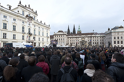 אלפים צפו בטקס שהוקרן על מסכים מחוץ לכנסייה (צילום: AFP) (צילום: AFP)