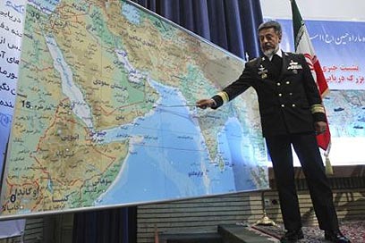אדמירל סייארי, מפקד חיל הים האיראני. איים בחסימת נתיב השיט ()