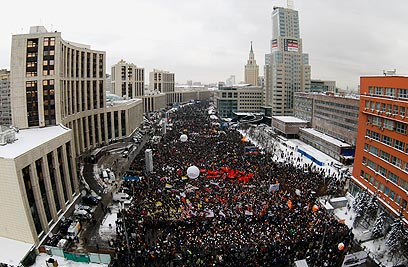 "ניסיונות אגרסיביים לשנות אופן הצבעה". רבבות מפגינים במוסקבה (צילום: AP) (צילום: AP)