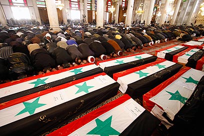 עשרות ארונות קבורה, היום בדמשק (צילום: AP) (צילום: AP)
