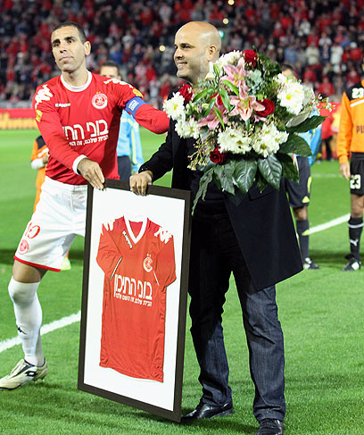 יוסי אבוקסיס מקבל פרחים וחולצה למזכרת בתחילת המשחק (צילום: עוז מועלם) (צילום: עוז מועלם)