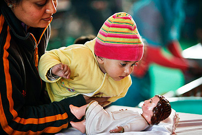 ילד מתקרב ל"ישו התינוק" בהודו (צילום: AP) (צילום: AP)