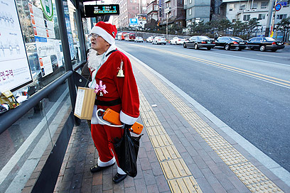 איבד את הכרכרה. סנטה קלאוס מחפש את דרכו בדרום קוריאה (צילום: AP) (צילום: AP)