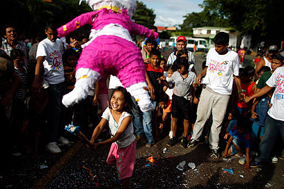 בניקרגואה מעדיפים לחבוט בסנטה קלאוס כדי לקבל מתנות וממתקים (צילום: AP) (צילום: AP)