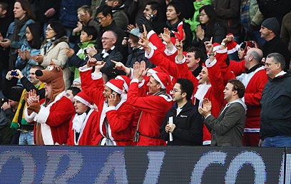 חגיגת הכדורגל האנגלי בכריסמס. אווירה שמחה ביציעים  (צילום: Gettyimages) (צילום: Gettyimages)