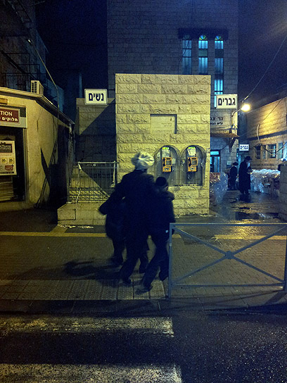 גברים ימינה, נשים שמאלה. רחוב מופרד במאה שערים (צילום: עומרי אפרים) (צילום: עומרי אפרים)