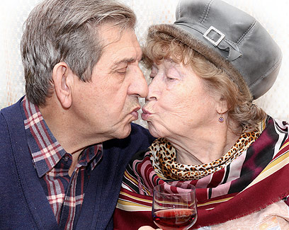 קצת כמו סבא וסבתא. נשיקות בפה סגור (צילום: shutterstock) (צילום: shutterstock)