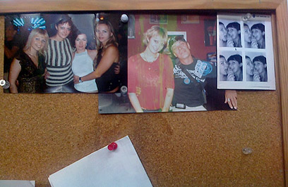 תמונות בני המשפחה בחדרי הצוות. "את תמונות הילדים הורדנו" (צילום: בועז פלייר) (צילום: בועז פלייר)