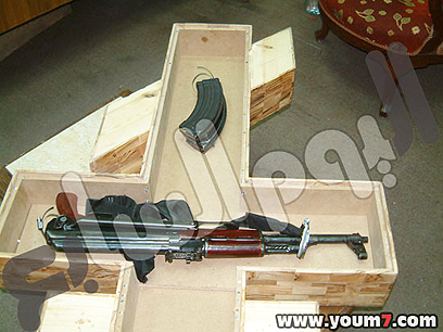 אחד מכלי הנשק שנתפסו בתוך ארגז העץ ()