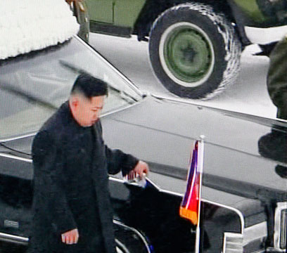 היורש קים ג'ונג און בראש מסע ההלוויה (צילום: AP) (צילום: AP)