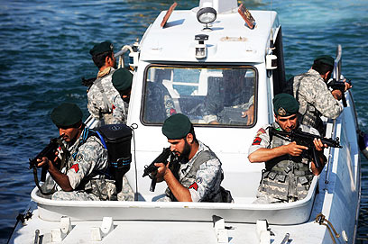 חיילי צבא איראן בתמרון הימי במצר הורמוז (צילום: EPA) (צילום: EPA)
