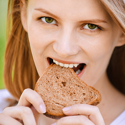כשאוכלים שתי פרוסות לחם קל נדמה כאילו אוכלים יותר (צילום: shutterstock) (צילום: shutterstock)