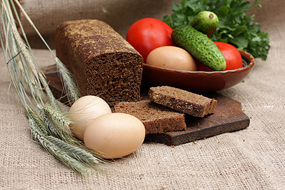 לחם מקמח מלא יעשיר את התפריט בסיבים תזונתיים (צילום: shutterstock) (צילום: shutterstock)