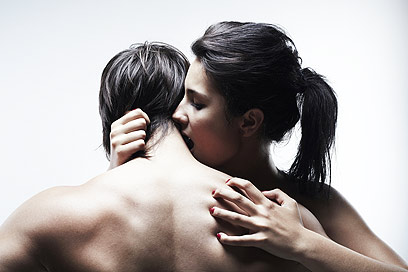 בבית האידיאלי סקרנות מינית זוכה לעידוד (צילום: Shutterstock) (צילום: Shutterstock)