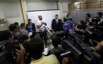 אדריאנו במסיבת עיתונאים (צילום: רויטרס) (צילום: רויטרס)