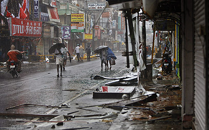 גשם עז ורוחות חזקות היכו בדרום מזרח הודו (צילום: AP) (צילום: AP)