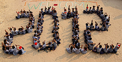 ילדי הודו מתכוננים לשנה החדשה (צילום: רויטרס) (צילום: רויטרס)