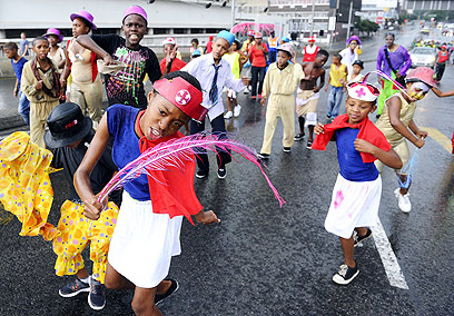 חגיגות רחוב ביוהנסבורג, דרום אפריקה (צילום: AFP) (צילום: AFP)