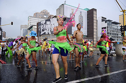 חגיגות רחוב ביוהנסבורג, דרום אפריקה (צילום: AFP) (צילום: AFP)