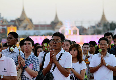 לשנה טובה יותר, בודהיסטים בתאילנד (צילום: AP) (צילום: AP)