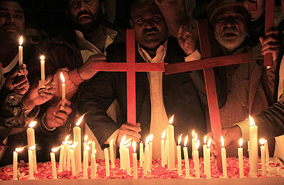 נוצרים בפקיסטן מציינים את השנה החדשה (צילום: EPA) (צילום: EPA)