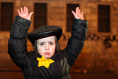 אחד הילדים שהפגינו בירושלים  (צילום: אוהד צויגנברג)