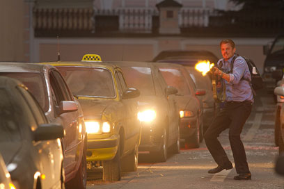 ג'ואל קינמן לוחם ברחובות מוסקבה (מתוך הסרט) (מתוך הסרט)