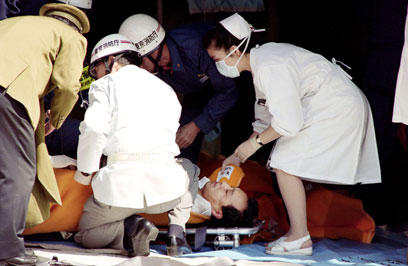 פצוע בפיגוע הכימי בטוקיו. 13 נהרגו (צילום: AFP) (צילום: AFP)