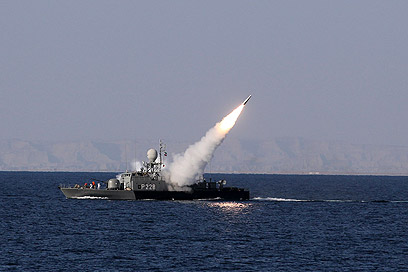 שיגור טיל נ"מ לטווח בינוני, אתמול בתרגיל במפרץ הפרסי (צילום: רויטרס) (צילום: רויטרס)