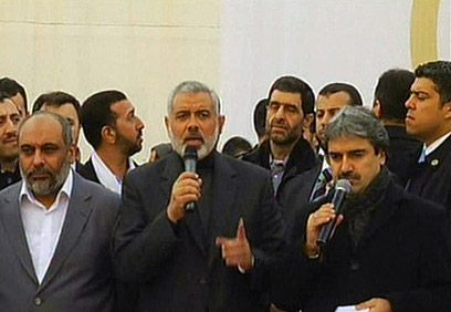 "דמם של ההרוגים שלכם ניצח את המצור", הנייה באיסטנבול (צילום: רויטרס) "דמם של ההרוגים שלכם ניצח את המצור", הנייה באיסטנבול (צילום: רויטרס)