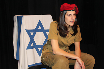 מגלמת חיילת
